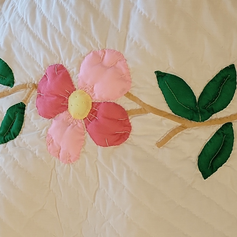 Vtg Handmade Dogwood Quilt - Picture 3 of 6